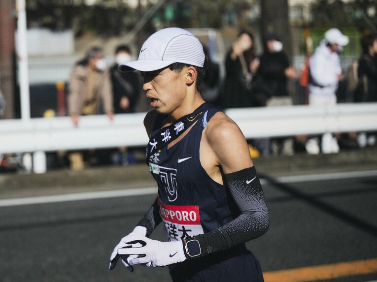 1年生ながら往路の3区に起用された迎　©Yuki Suenaga