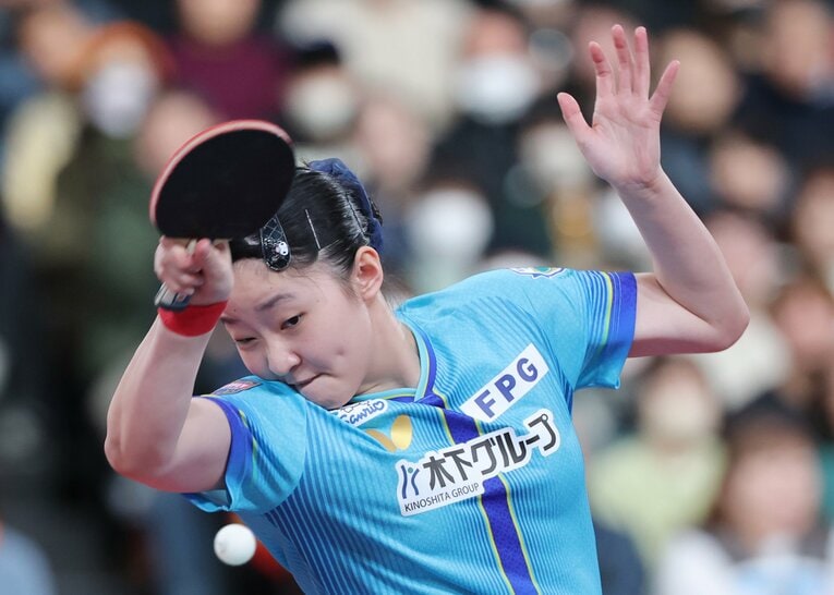 決勝の早田戦でプレーする張本　©JIJI PRESS