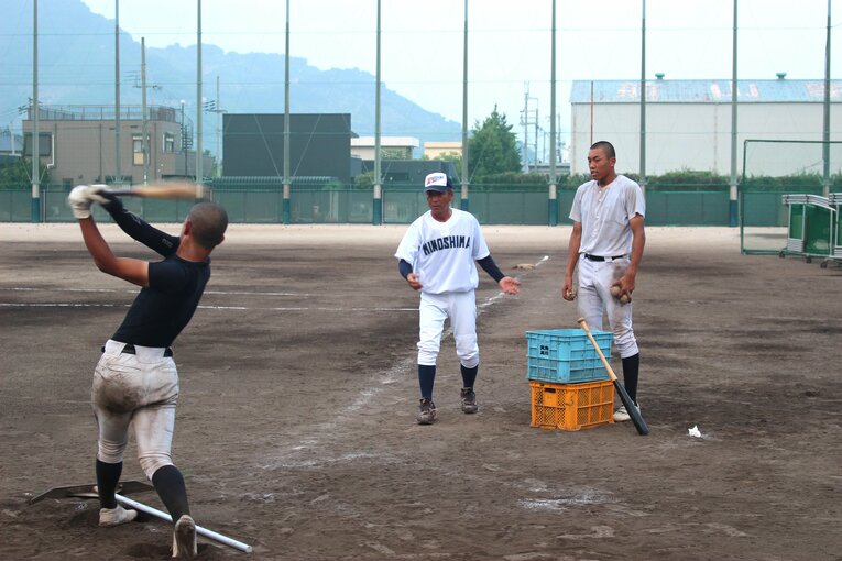 【箕島の今】熱心に部員を指導する北畑監督　©NumberWeb