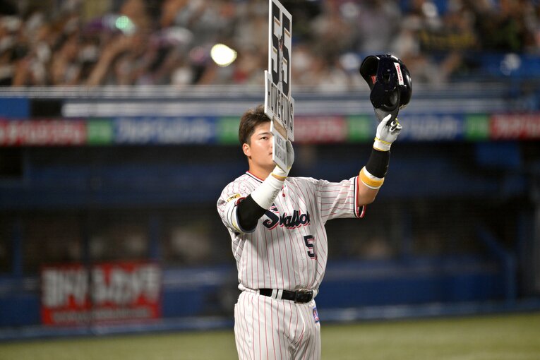 記念すべき55号のプラカードを掲げる22歳・村上宗隆　©︎Hideki Sugiyama