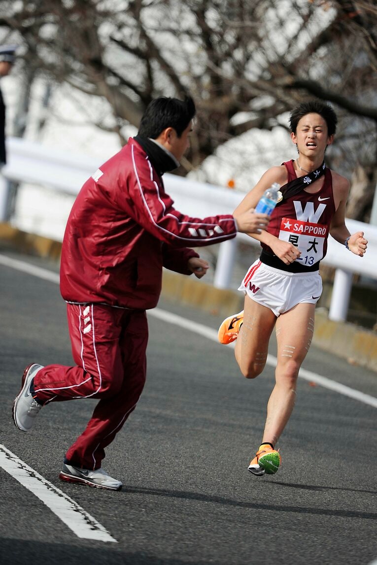 2011年の箱根7区を走る三田と、並走する渡辺康幸監督　©AFLO