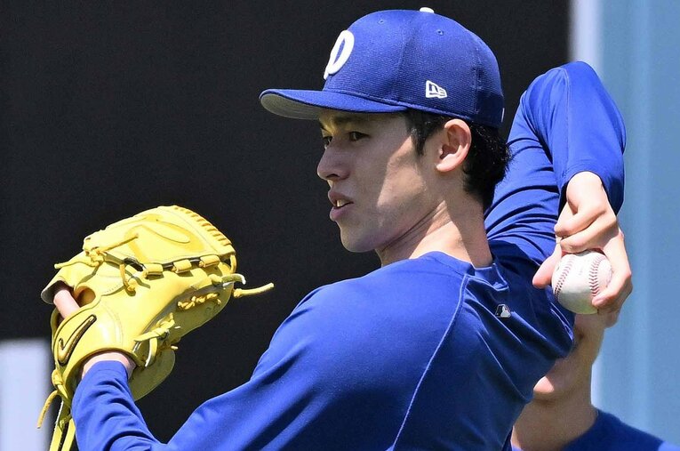 試合前にキャッチボールを行う佐々木朗希 ／ photograph by JIJI PRESS