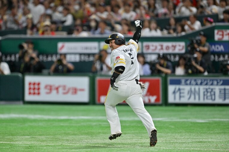 ［第1戦］山川、「三塁ゴロかと思った」サヨナラ打連続写真！　©Hideki Sugiyama