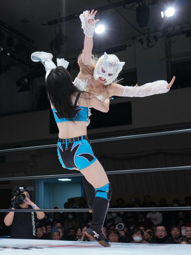 さくらあやにボディアタックを見舞うスターライト・キッド　©Essei Hara