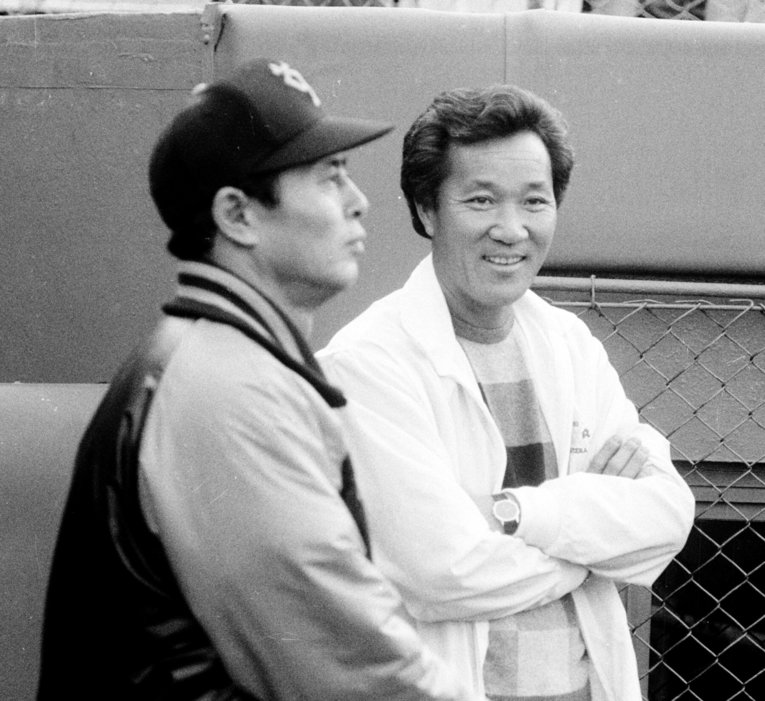 球場を訪れて、王監督を激励する青木功（1985年）©︎Sankei Shimbun