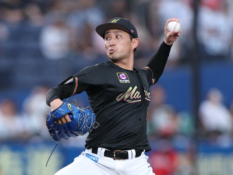 カイケルから貪欲に投球の極意を吸収している小島　©︎JIJI PRESS