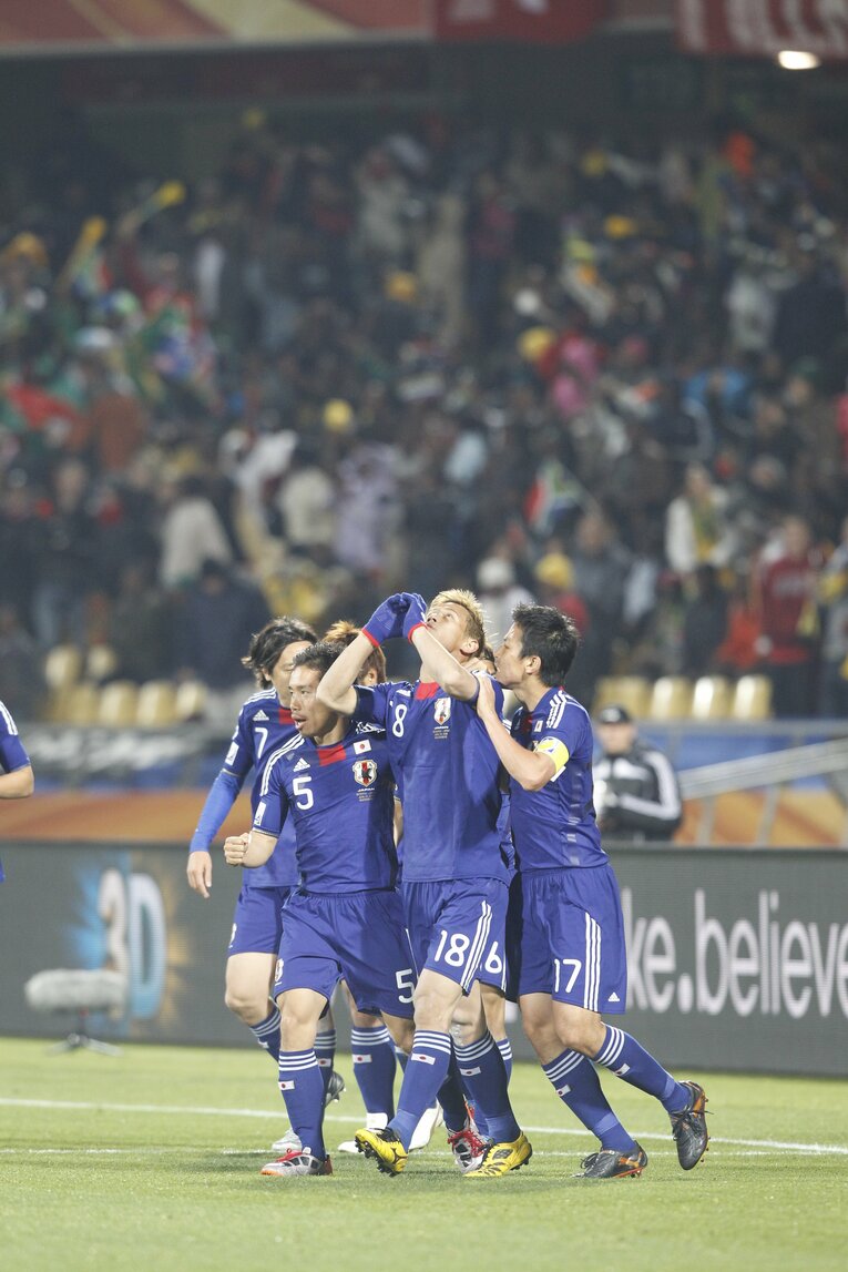 南アフリカW杯デンマーク戦で直接FKを決めた本田　©︎JMPA