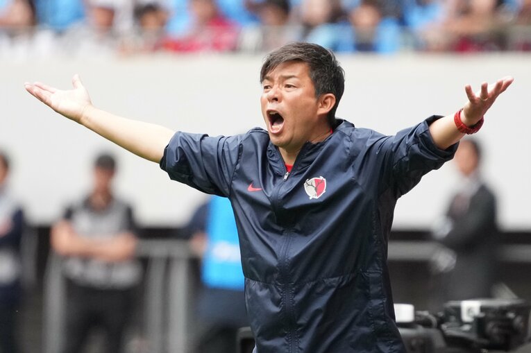 激しいアクションを見せる鬼木監督　©Masashi Hara