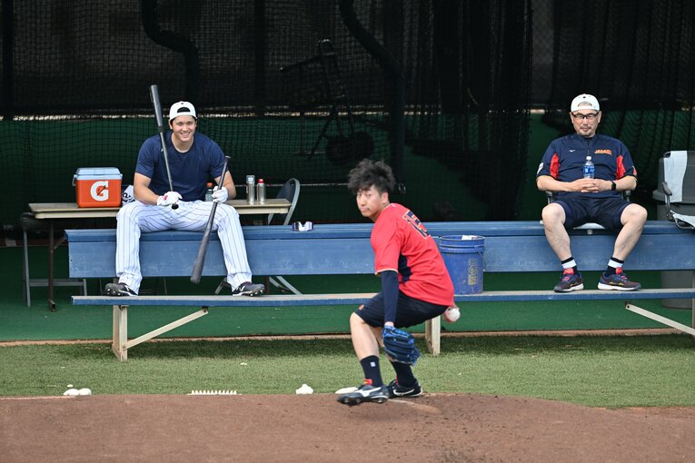 まるでパパ？ 大勢の投球練習を見守る大谷と吉井コーチ　©︎Naoya Sanuki