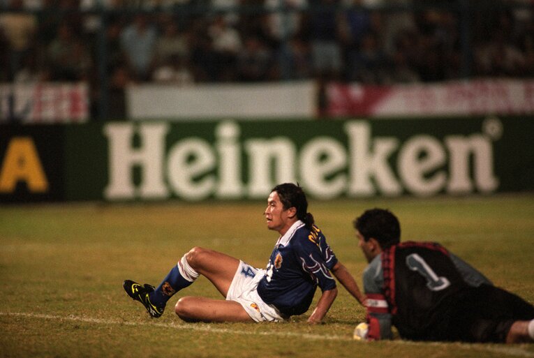 相手GKが放ったこぼれ球をゴールへ押し込んだ岡野雅行　©︎Getty Images