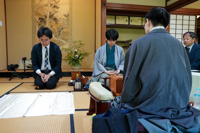 振り駒の様子　©日本将棋連盟