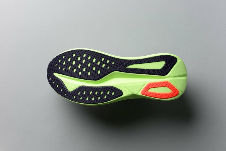 耐摩耗性に優れたゾーンラバーを効果的な箇所に配置。前足部のグリップ力の高いラバーがブレを抑える