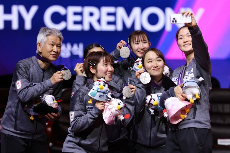 銀メダルを獲得し笑顔で記念撮影を行う選手たち　©AFLO