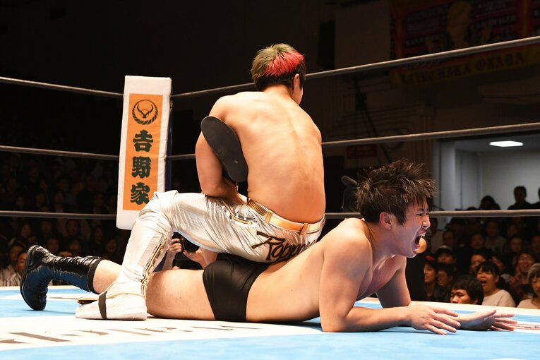 YOHの逆片エビ固めに耐える川人