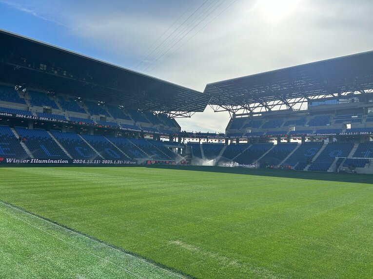 昨秋に開場した複合施設「長崎スタジアムシティ」の中心にあるPEACE STADIUM。この日はマッチデイではなかったため、スタジアムを自由に散策できた　©Jun Ikushima