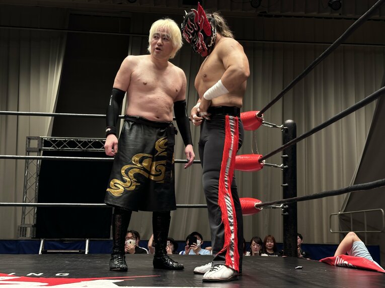 スワイプすると「エル・デスペラードvs葛西純」など激闘写真をご覧になれます　©Norihiro Hashimoto