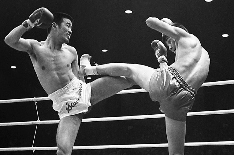 キックを繰り出す沢村忠（1970年代、後楽園ホールで） ／ photograph by Sankei Shimbun