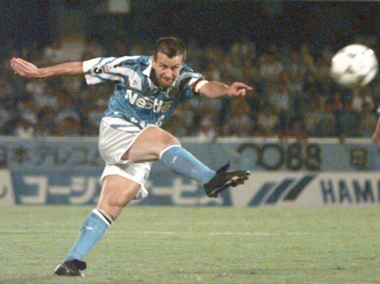 ロングシュートを放つドゥンガ　©JIJI PRESS