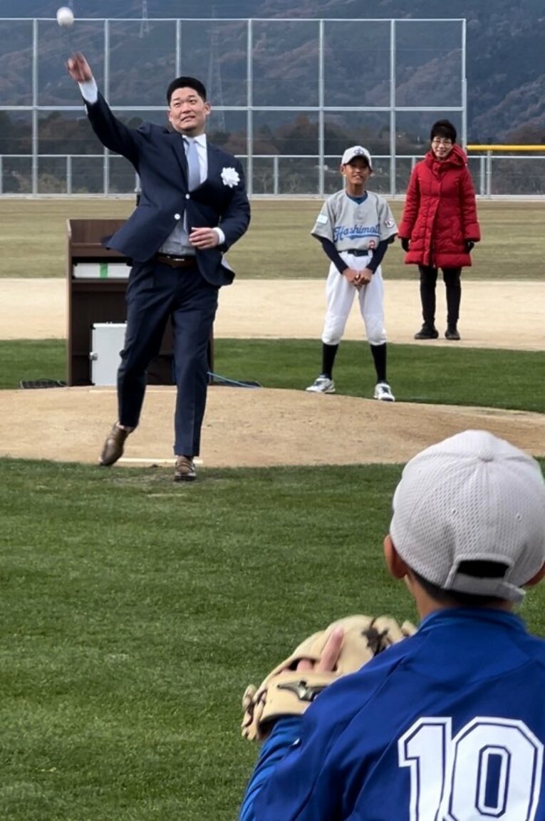 新球場での始球式で投球する筒香　©︎Yasushi Washida