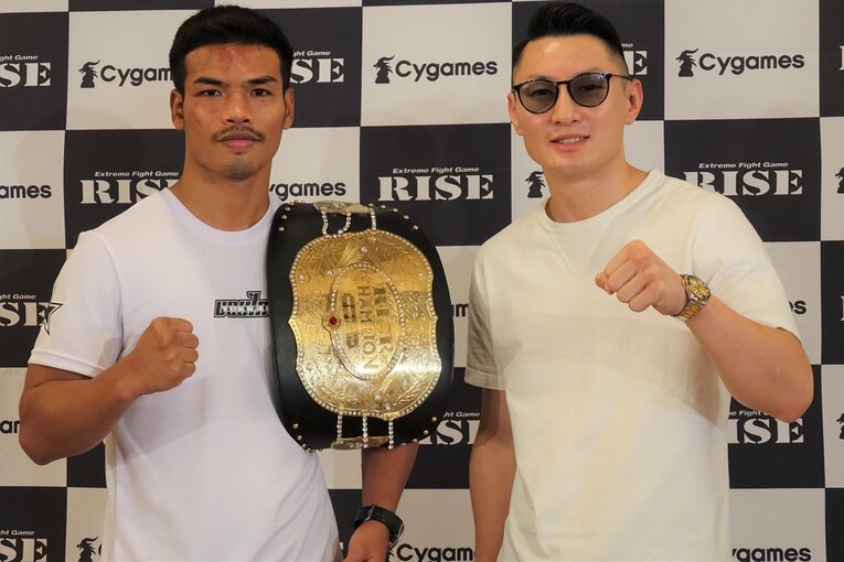 一夜明け会見でのペットパノムルンと山田洸誓　©Koji Fuse