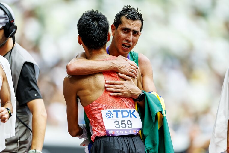 レース後、山西とハグするカイオ　©Kiichi Matsumoto