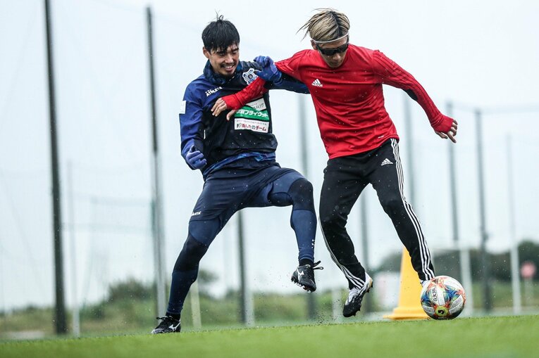 ゴーグルをつけて対人プレーも問題なくこなす　(C)Ryo Sato