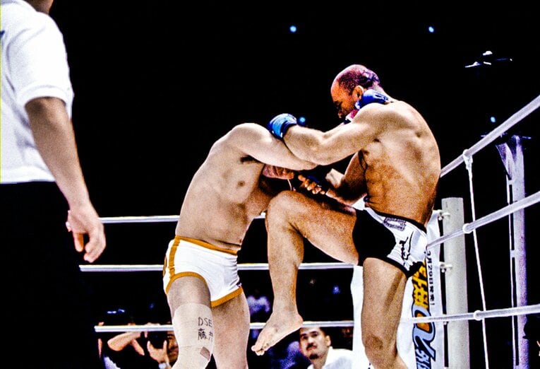 首相撲から強烈な膝蹴りを入れるシウバ