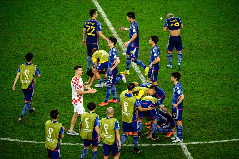 PK戦後、日本の健闘を称えるイバン・ペリシッチ　©Takuya Sugiyama/JMPA