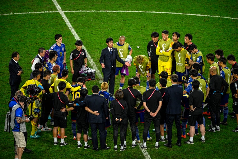 試合後、森保一監督を中心にピッチで円陣が組まれた　©Takuya Sugiyama/JMPA