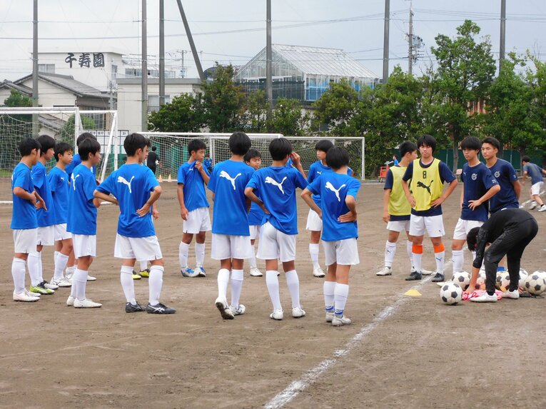 勉強後のジュニアユースでは高校の部員が練習メニューを考えて動かす　©Jun Aida