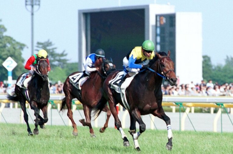 2004年のダービーを制したキングカメハメハと安藤勝己 ／ photograph by Sankei Shimbun