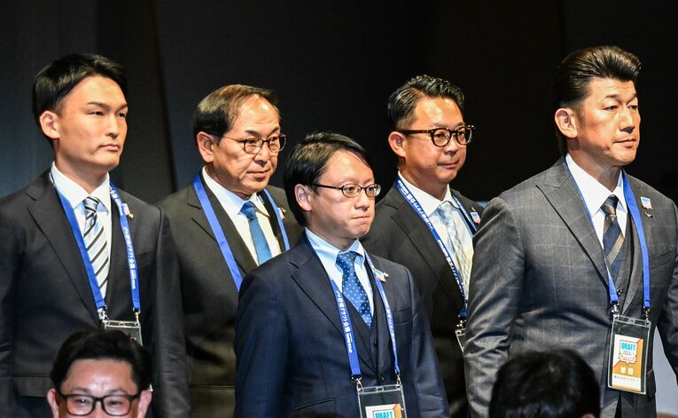 ドラフト会議に臨むベイスターズの面々。左端が長谷川スカウト部長　©Nanae Suzuki