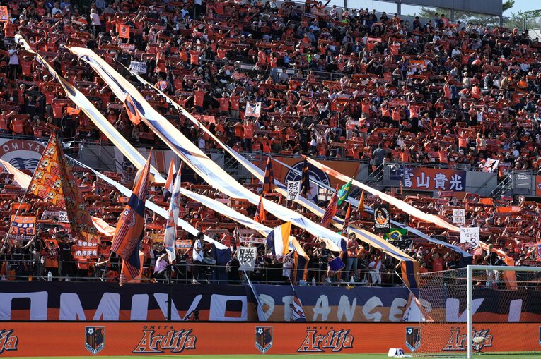 NACK5スタジアム大宮のゴール裏。「残留」「何が何でも」といった切実な願いも　©Hiroki Watanabe/Getty Images