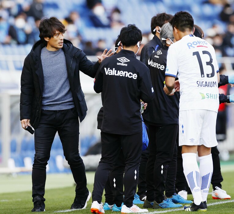 前半に選手たちへ指示を出す宮本恒靖監督（左）　©KYODO