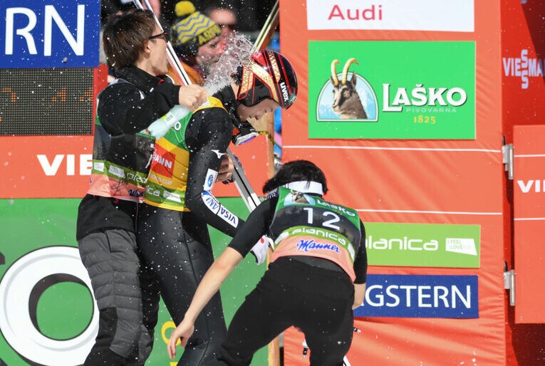 2019年のジャンプ週間で優勝して祝福される小林　©Getty Images