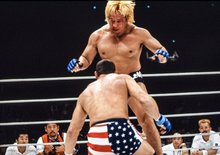 高山は投げでフライの体勢を崩し、膝蹴りでチャンスを作った