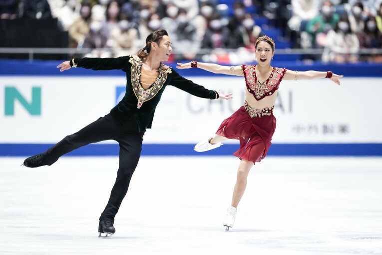 NHK杯フリーで演技を行う村元＆高橋