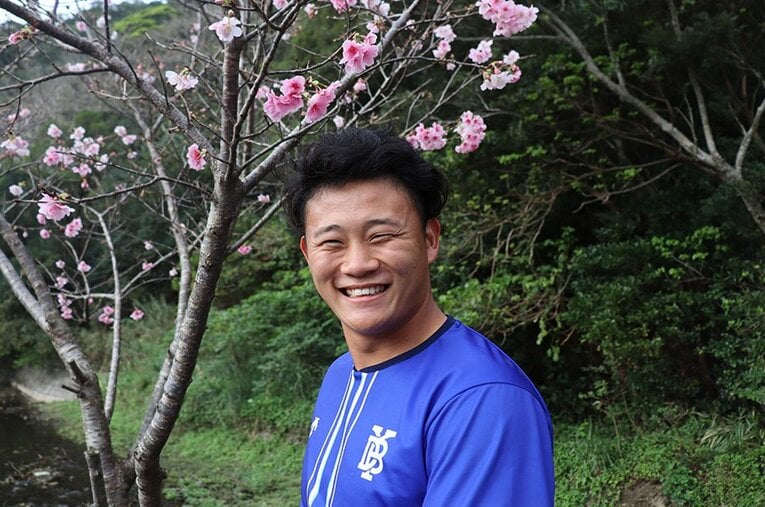 花とともに笑みを見せる益子京右。プロ5年目の開花なるか ／ photograph by Kou Hiroo