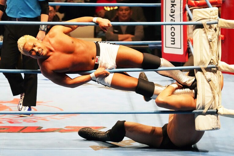 得意のポーズを決める中嶋勝彦　©Essei Hara