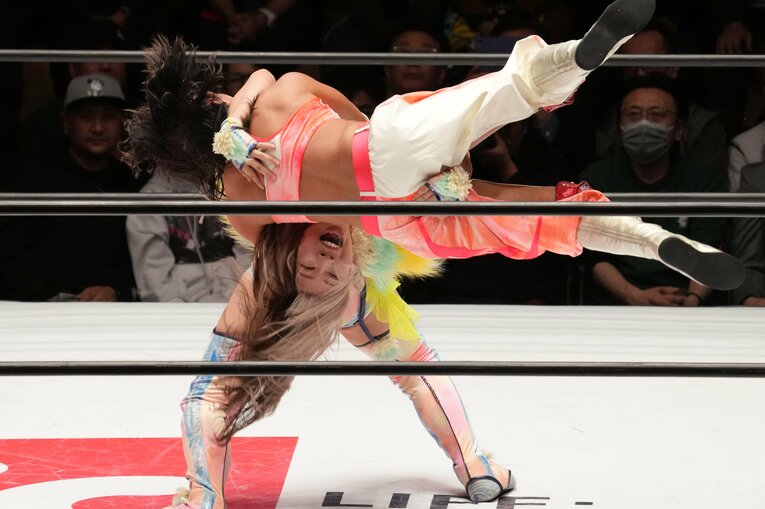 ジュリアをブロックバスターで投げる羽南　©Essei Hara