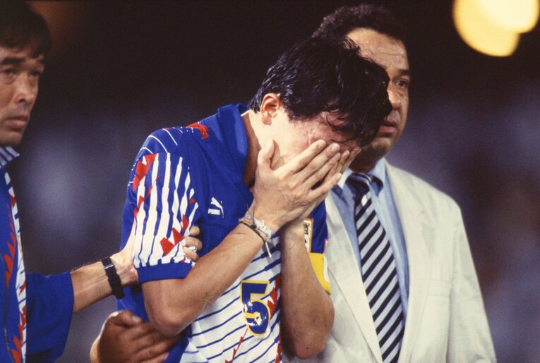 W杯を逃し、涙に暮れる柱谷。オフト監督もそっと寄り添っている　©︎AFLO