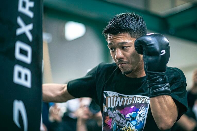 サンドバッグを叩く中谷潤人　©Takuya Sugiyama