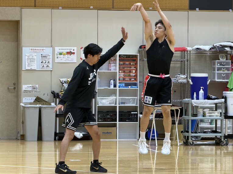 日本代表スタッフに加わったヘンリー・ウー・ジュニア（左）とトレーニングを重ねる河村勇輝（筆者撮影）