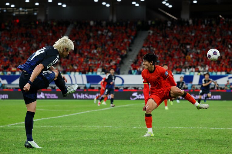 伊東の正確なクロスから小川のヘディング弾が生まれた　©Getty Images