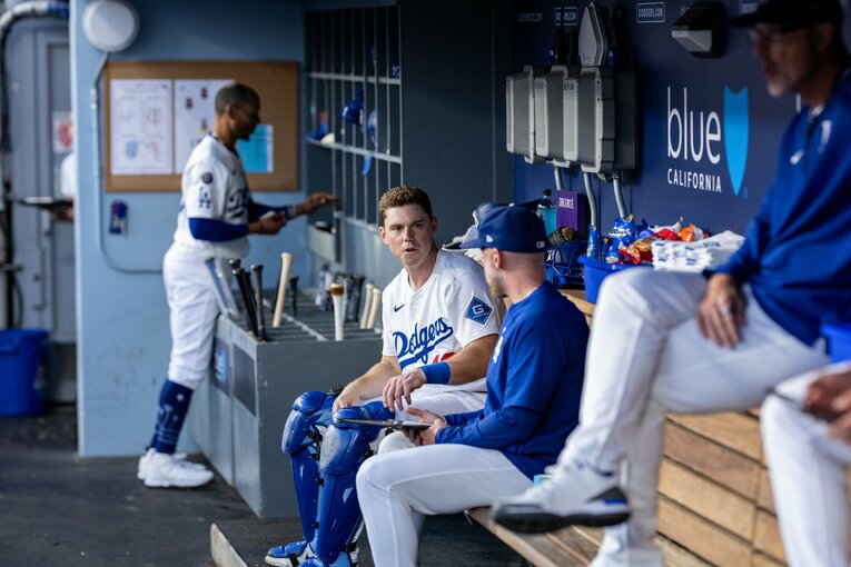 【常勝ドジャースと大谷らの”ステキな日常”／全100枚超】綿密に打ち合わせるスミス…写真はまだまだ続きます　©Nanae Suzuki