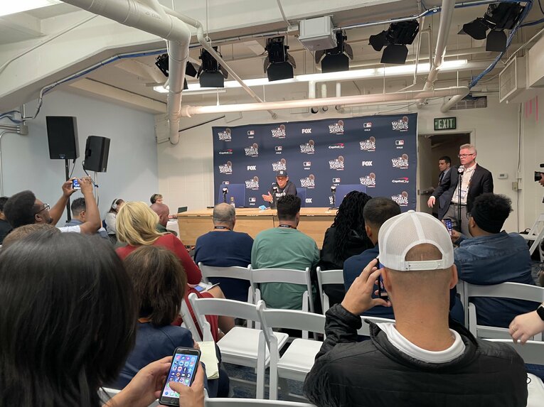 ワールドシリーズ第1戦、あのフリーマンのサヨナラ逆転本塁打後の会見。ヤンキースのブーン監督　©NumberWeb