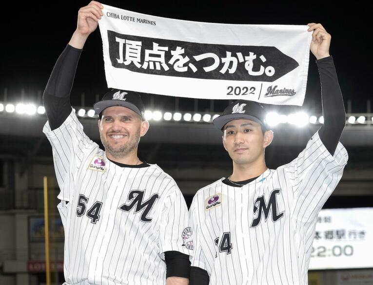 勝ち越しタイムリーを放ったレアード（左）とポーズをとるロッテ小島和哉　©︎KYODO