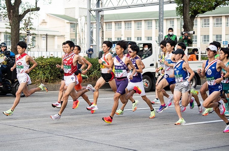 全日本駅伝では箱根駅伝有力校のエース級が相次いで怪我による出場辞退を余儀なくされた。その背景には、今やランナーの必需品となった「厚底シューズ」があった？ ／ photograph by Nanae Suzuki