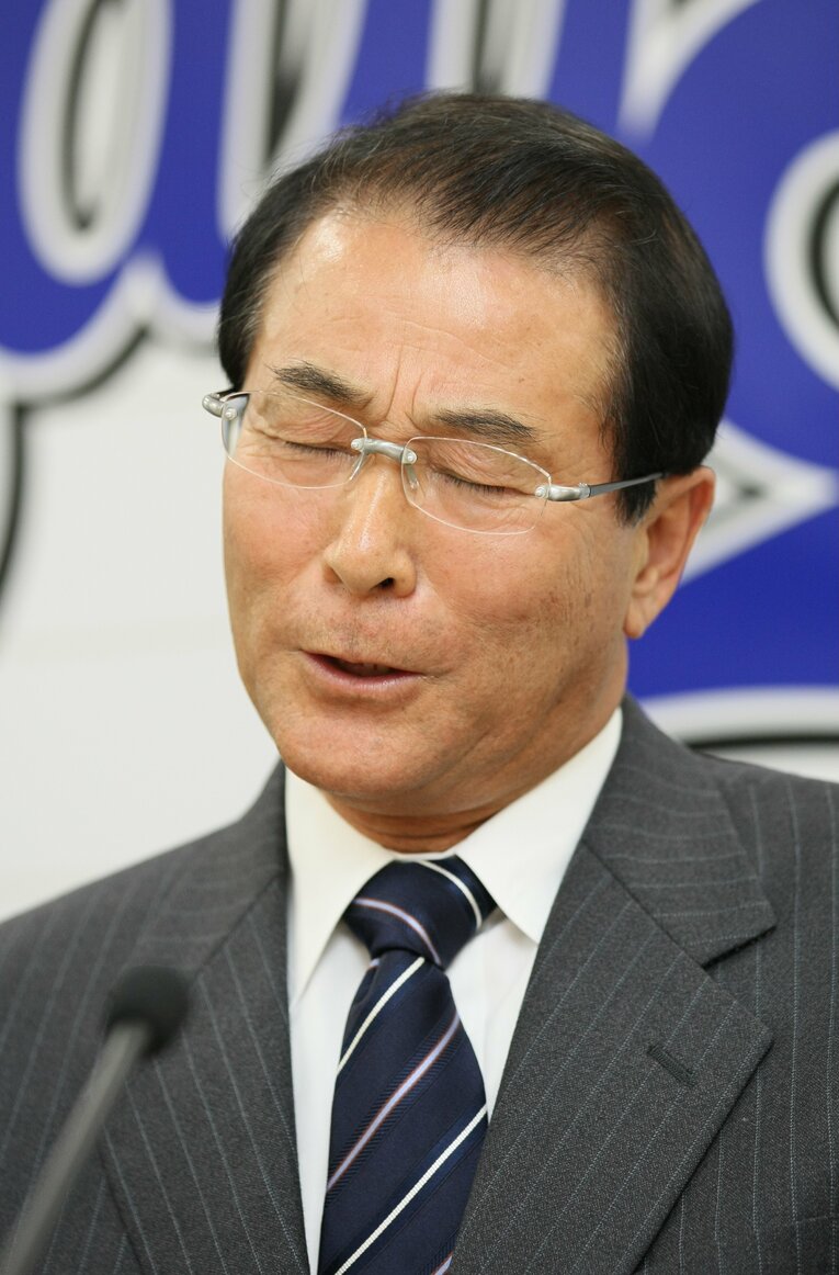 ＤｅＮＡのGM就任記者会見で、工藤公康との監督就任交渉の打ち切りを発表する高田繁　©JIJI PRESS
