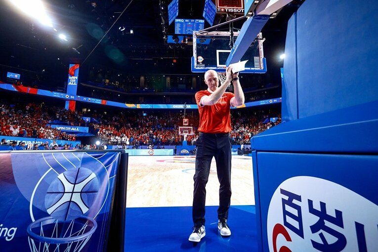 勝利を喜ぶトム・ホーバス監督　©︎FIBA